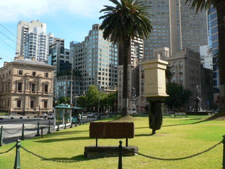 kleiner Park an der Spring Street mit dem La Trobe Monument