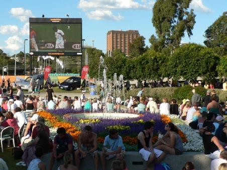 Der Melbourne Park mit einer Leinwand zum Verfolgen der aktuellen Matches in der Rod Laver Arena
