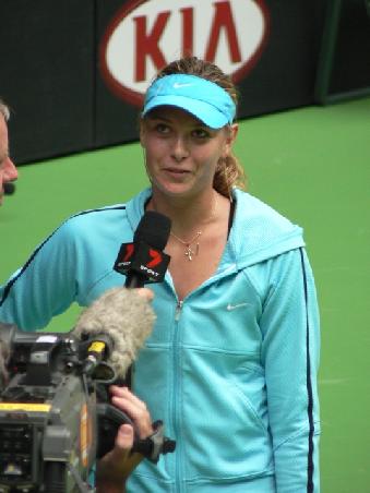 die strahlende Siegerin im Interview mit einem Sport-Reporter von "Seven"