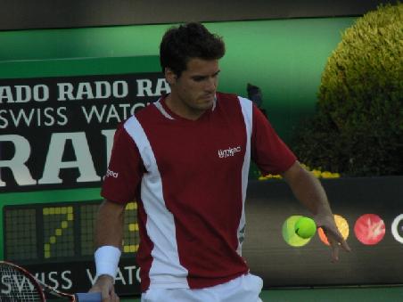 Was fuer ein Albtraum!!! Als Kind bestimmt zuviel am Daumen genuckelt. Nicht nachmachen, es sei denn du moechtest Tennisspieler werden! *grins*