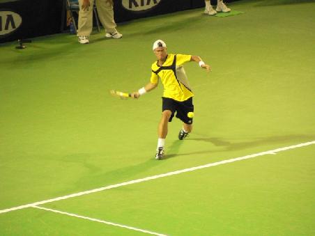 ein sehr auf den Ball konzentrierter Lleyton Hewitt (AUS)