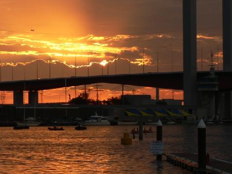 traumhaft schoener Sonnenuntergang in den Docklands