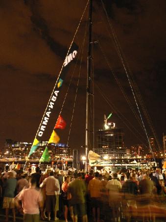 die im Hafen angekommene Sieger-Yacht nach wochenlangen Strapaze