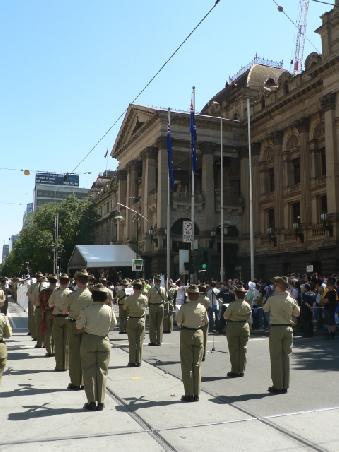 das Hissen der Australischen Flagge vor der Town Hall