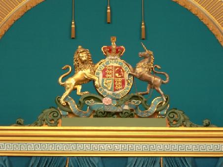 das Emblem am Ende des Saales
