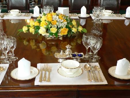 goldenes Besteck, Service mit Goldrand und gelbe Rosen