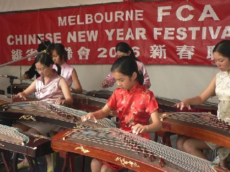 junge Chinesinnen beim Musizieren (was auch immer das fuer ein Instrument ist)