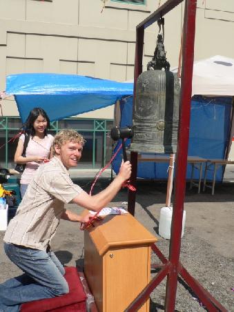 wenn man den Hammer an die Glocke schlaegt, bekommt man ein Gluecksbaendchen fuer das Handgelenk