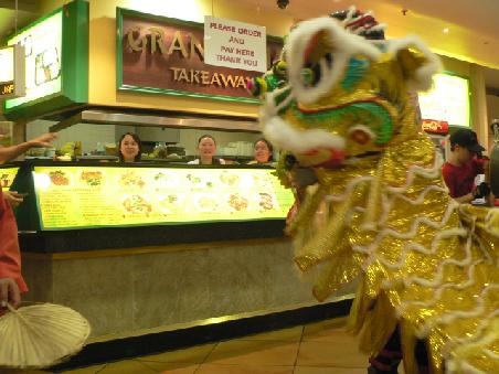 ein Drachen vor einem chinesischen Takeaway-Restaurant