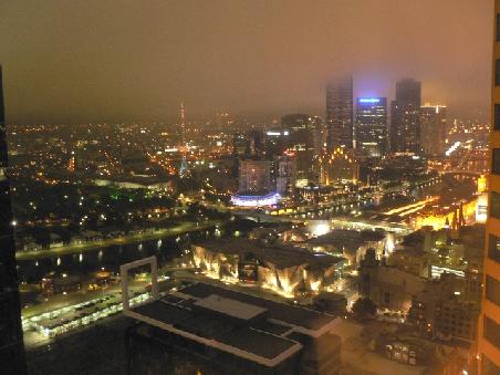 Federation Square und am rechten Rand die Flinders Street Station