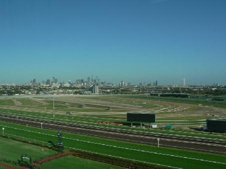 Blick auf die Pferderennbahn und die Skyline von Melbourne