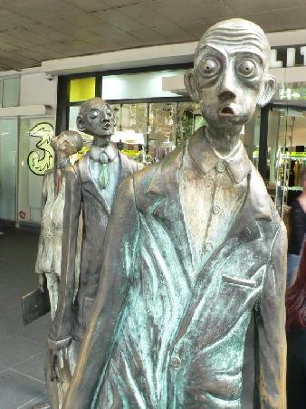 bei sovielen Sachen fallen einem ja die Augen aus dem Kopf (Figuren auf der Swanston Street)