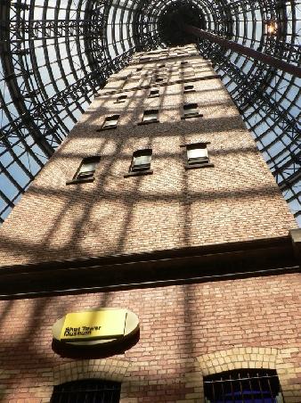 der Shot Tower im Melbourne Central (La Trobe Street)