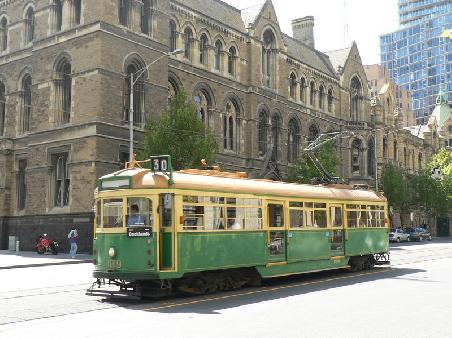 eine alte Strassenbahn in der La Trobe Street