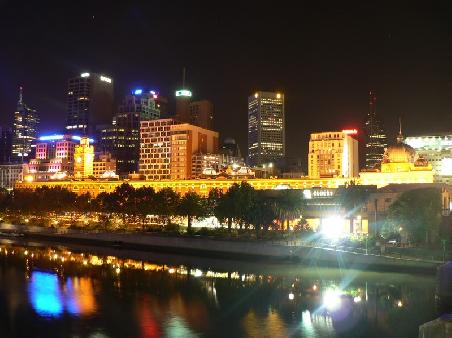 Flinders Station und Skyline bei Nacht