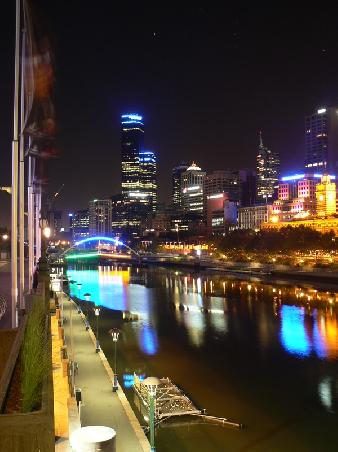 der Yarra River und die Skyline bei Nacht (links die Southbank)
