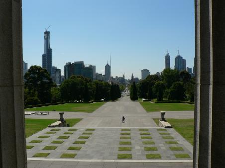 Blick vom Shrine auf die Skyline von Melbourne