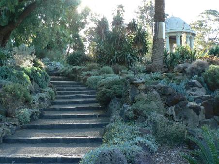 Grey Garden mit dem Temple of Winds im Hintergrund
