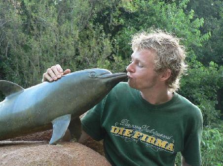 Schmusen mit einem Delphin am Springbrunnen