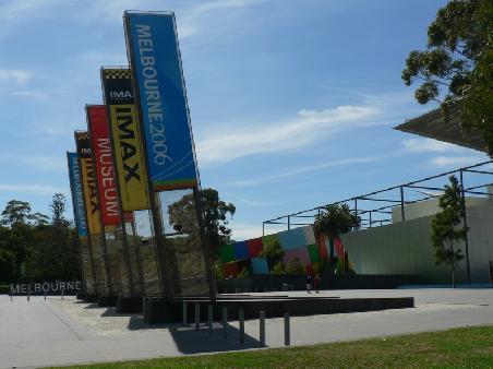 vor dem Melbourne Museum
