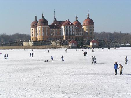 die Moritzburg bei Dresden mit einem zugefrorenen See