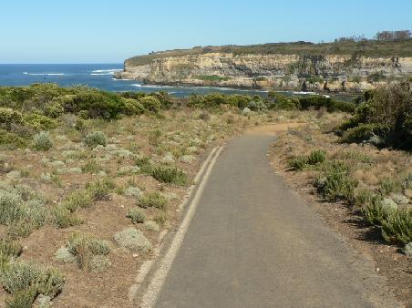 die alte Great Ocean Road, die aufgrund von Unterhoehlungen gesperrt wurde und mit Erde zugeschuettet wurde