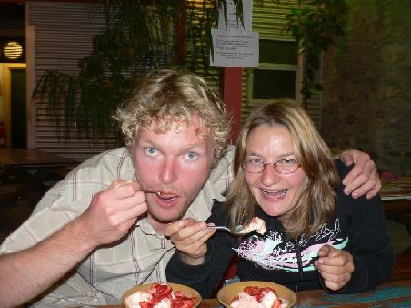 Dagmar (Mary) und ich beim Eisessen. Vanille-Himbeer-Eis mit Erdbeeren