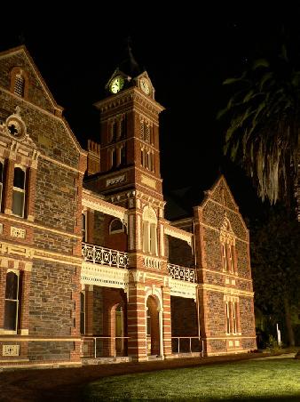 eine von vielen Kirchen in Adelaide, hier auf der Jeffcott Road suedlich des Wellington Square
