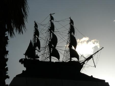 ein Schiff auf der Spitze des Mahnmals