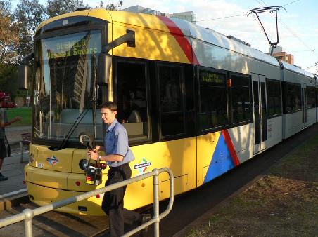 und die neue Strassenbahn mit einem Schaffner