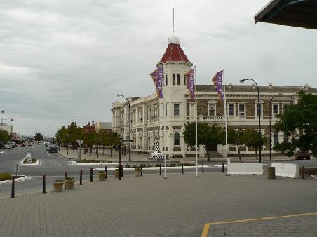 die Hauptmeile von Port Adelaide mit einem alten Gebaeude