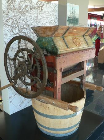 eine alte Weinpresse, als Teil der Weingeschichte im Besucherzentrum des Weingutes