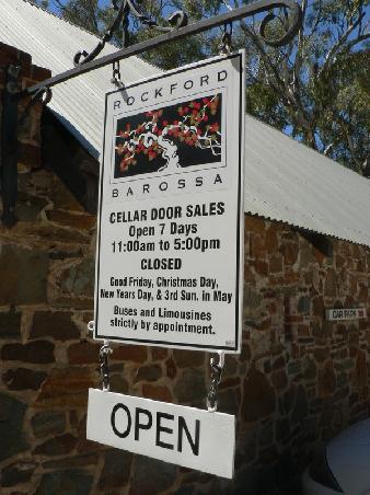 das ist dann eine Winery (Rockford Wines), die dann aus den Trauben den Wein macht