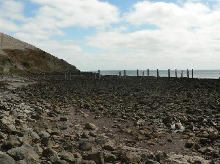altes zerstoertes Jetty am Myponga Beach