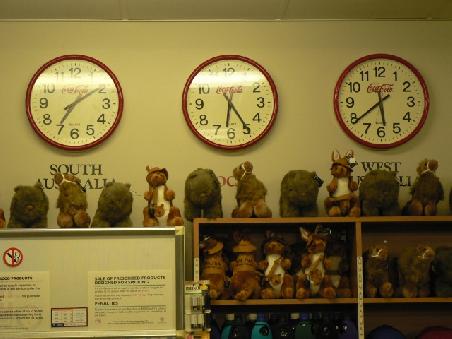 Uhrenvergleich!
links: South Australia (19:10Uhr)
mitte: Local Time (18:25Uhr)
rechts: West Australia (17:40Uhr)