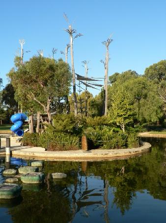 abstrakter Spielplatz im Park