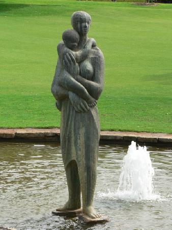 Frau mit Kind, als Statue im Brunnen