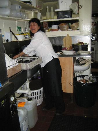 mein Arbeitsplatz fuer einige Tage, hier hilft Gina kurz aus