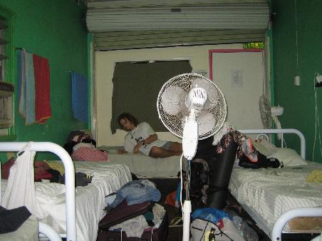 unser Garagenzimmer, man beachte das nach wie vor vorhandene Tor