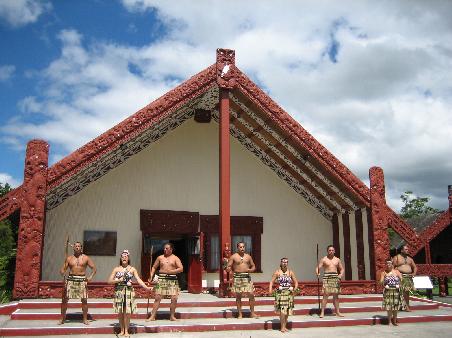 lustige Maoris beim Tanzen und Singen (jo, wia hom as Touri-Programm gmocht, na und...