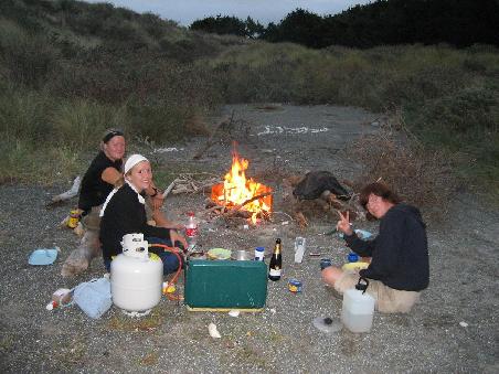 netter 1. Campingspot auf diesem lustigen Suedinselchen (Tone - links; Christine - Mitte; Michael - rechts)