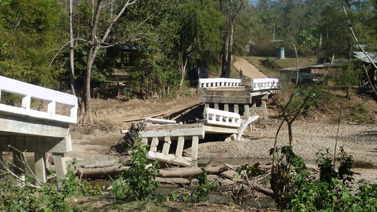 Die Brücke fiel der Flut zum Opfer und kann wegen fehlendem Geld nicht neu aufgebaut werden