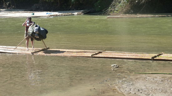 Unser Bamboo-boat. Auf dem Ständer unsere Rucksäcke.
