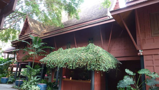 Jim Thompson Haus.
Er brachte die Seidenmanufaktur in TZhailand nach vorne.