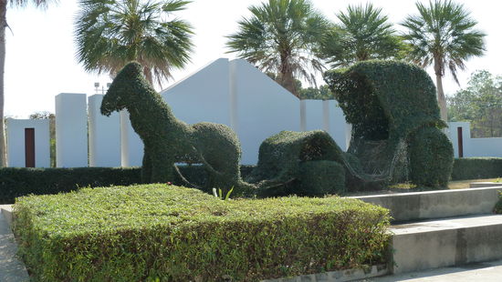schöne Gärtnerarbeit vor dem EIngang zum Stadtpark.