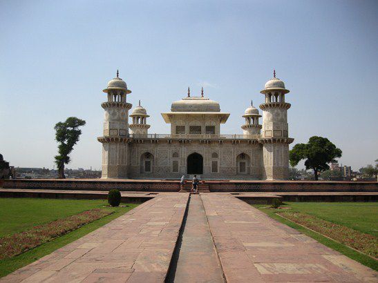...Juwellen alter Baukunst finden sich in Agra.