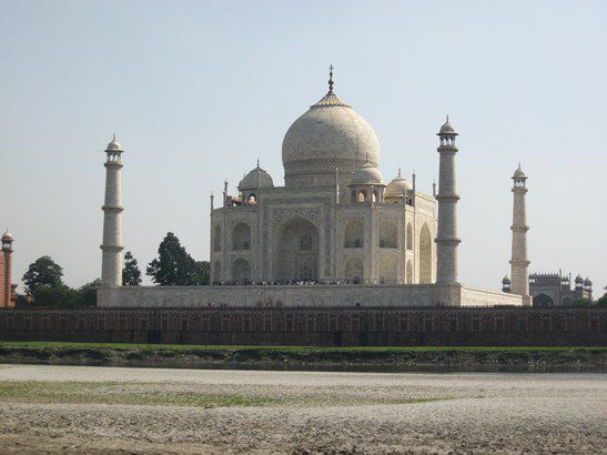 Hier nochmal das Taj Mahal, von der anderen Seite des Flußes aus.