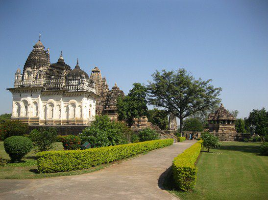 ...Ort voller Tempel...