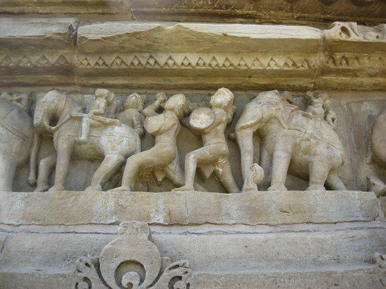 ...aber nicht alle Figuren sind nackt...