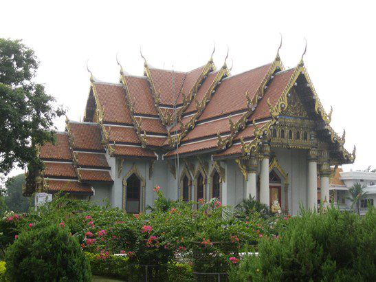 ......neben Tempel der verschiedensten buddhistischen Länder (Thailand, China, Japan,...)...